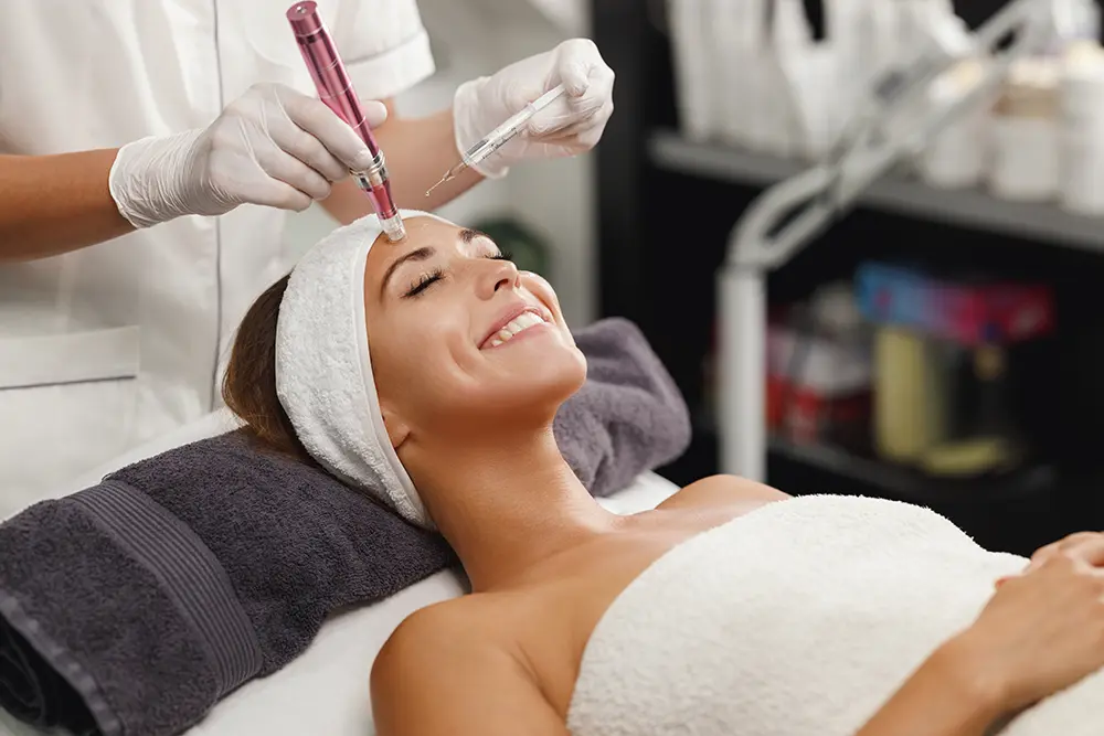 Microneedling woman